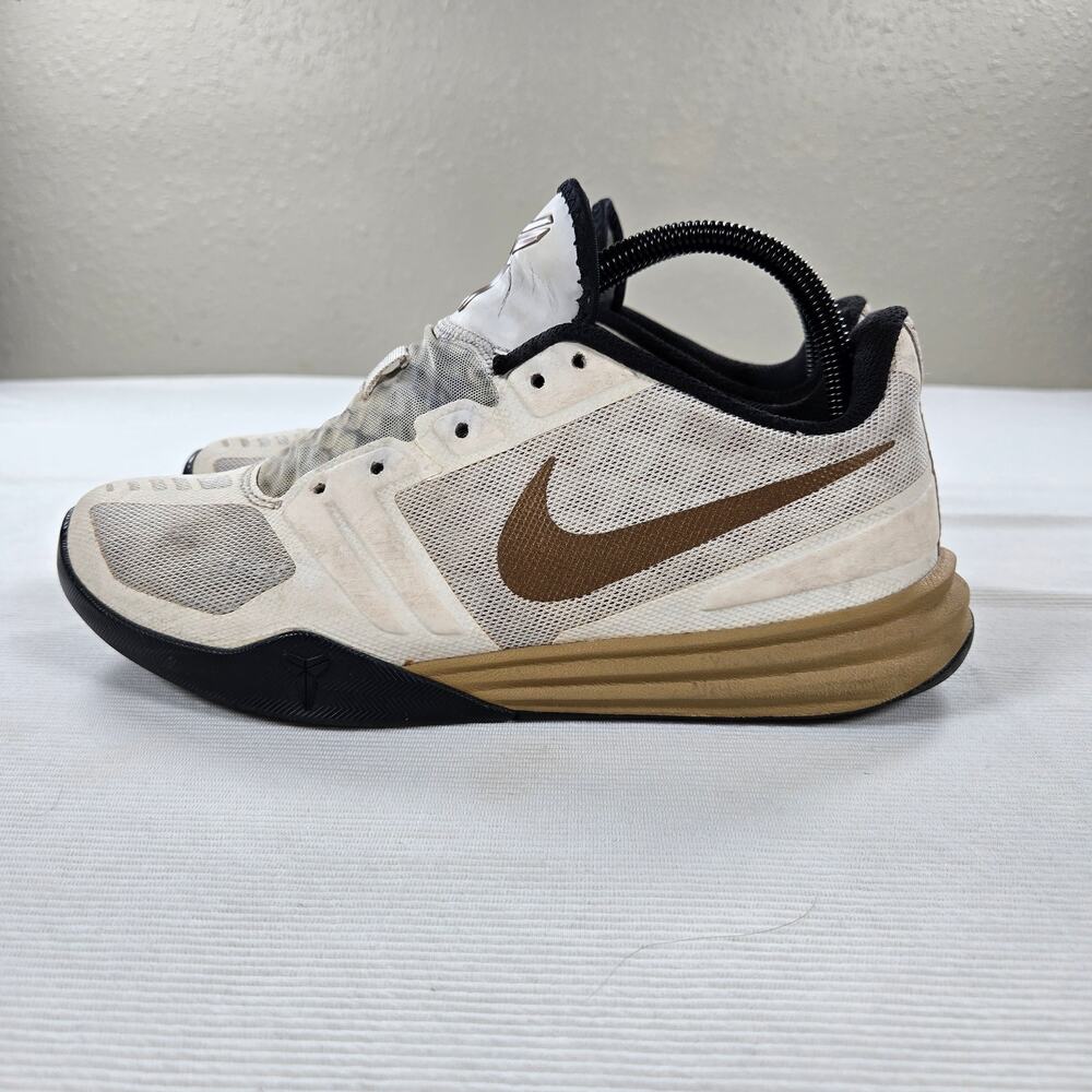 Nike Kobe Bryant Mentality Sail Metallic Golden Black Basketball Shoe Size 7.5